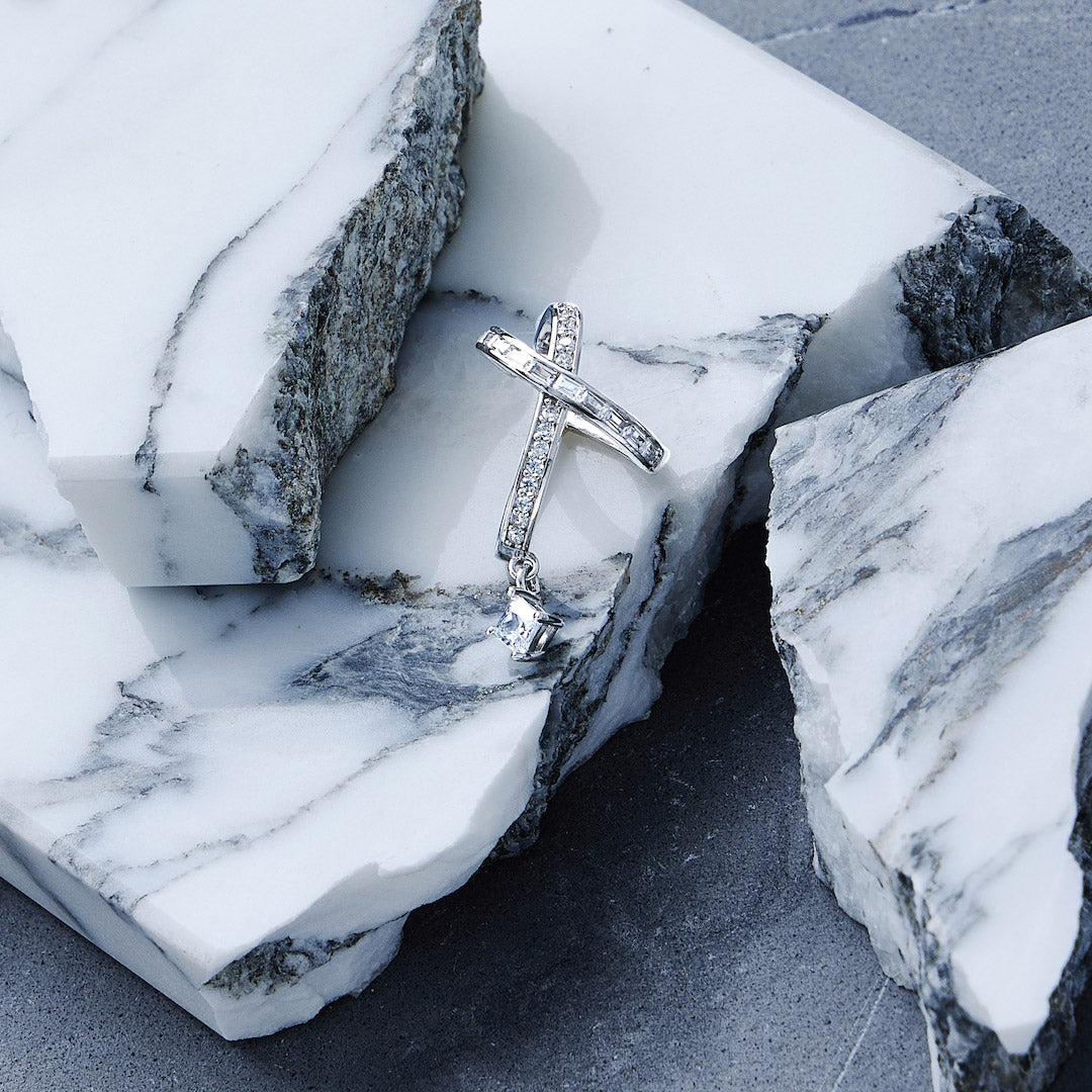 Luxuriate Cross Ear Cuff